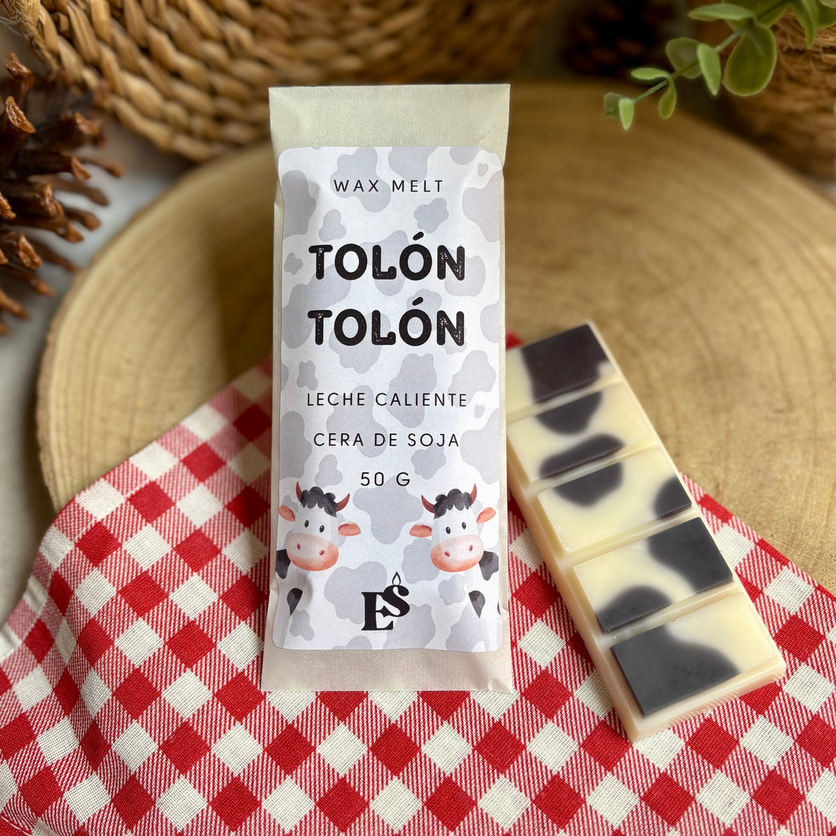 Wax melt formato tableta Tolón Tolón de Envela Studio con aroma a leche caliente y su packaging